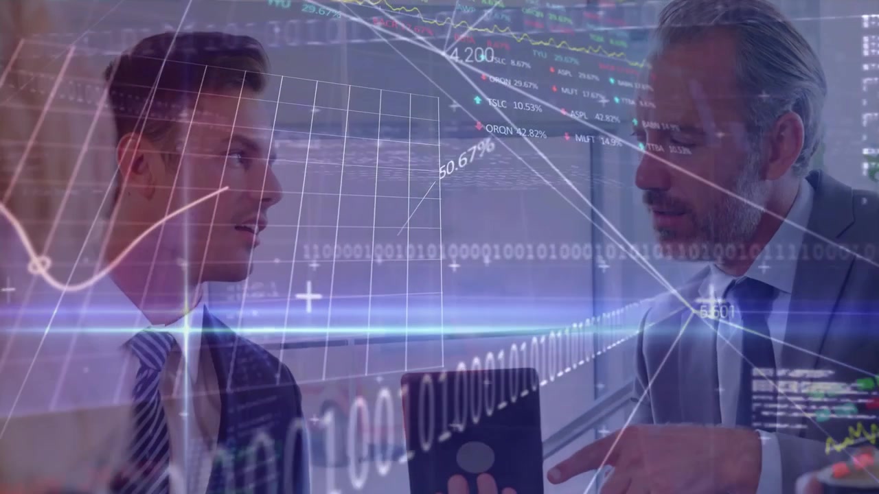 Profissionais de Negócios Discutindo Dados em Tablet com Sobreposições Financeiras Digitais
