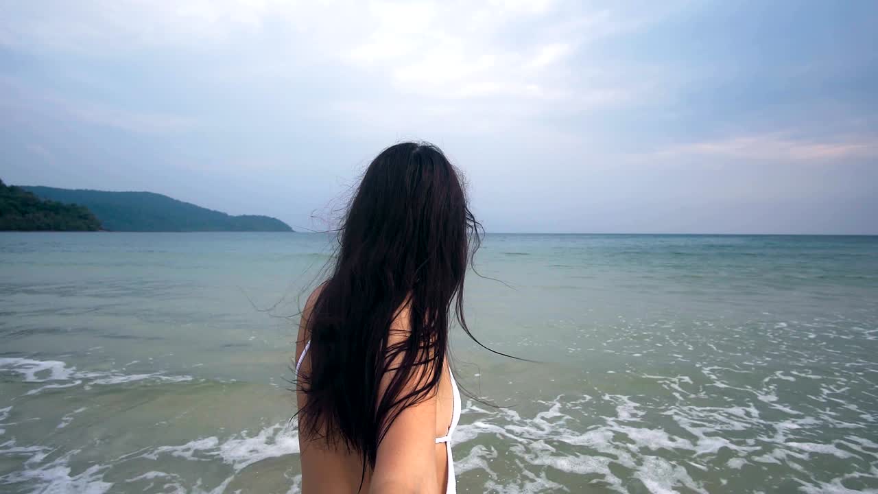 젊은 갈색 여성이 걸어가며 남자친구의 손을 잡고 있습니다. 나를 따르십시오 개념