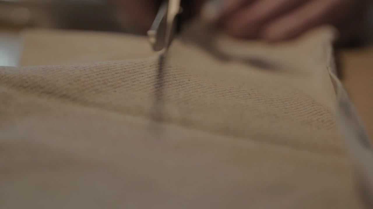 costurera corta tela con tijeras