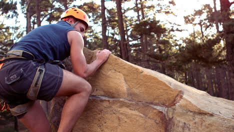 Hombre-Escalando-Rocas-En-El-Desierto