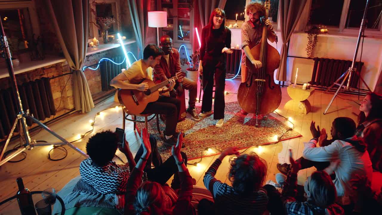 banda interpretando música para la audiencia en un concierto