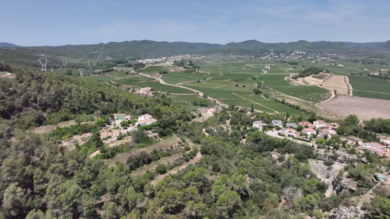 일반 계획, 매력적인 마을, 역사, 중세 교회, 마을의 전망, 포도원, 교회, 중세