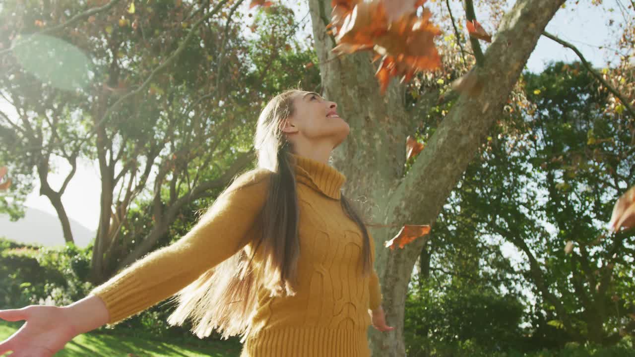 행복한 백인 따뜻하게 옷을 입은 여성들이 정원에서 지출하는 비디오