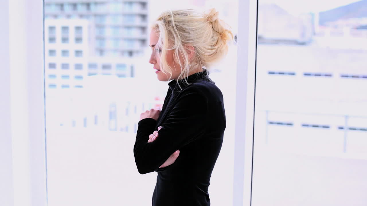 임신 테스트 후 환호하는 젊은 금발 여성