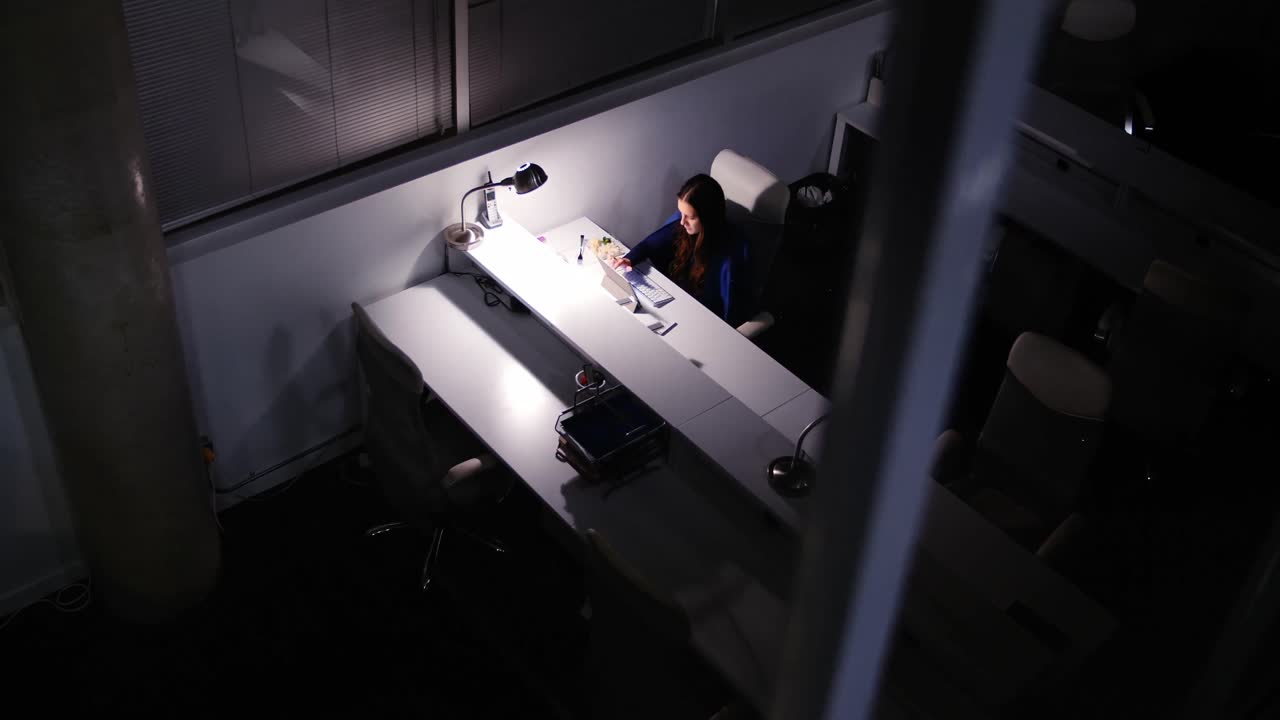 mujer ejecutiva que usa una tableta digital