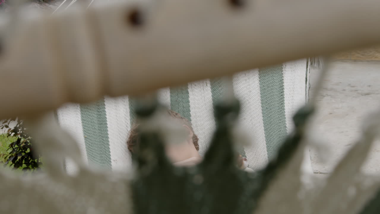 niño y perro relajándose en una hamaca