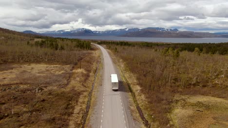 imágenes de drones siguen a un camión en otoño en el norte de suecia