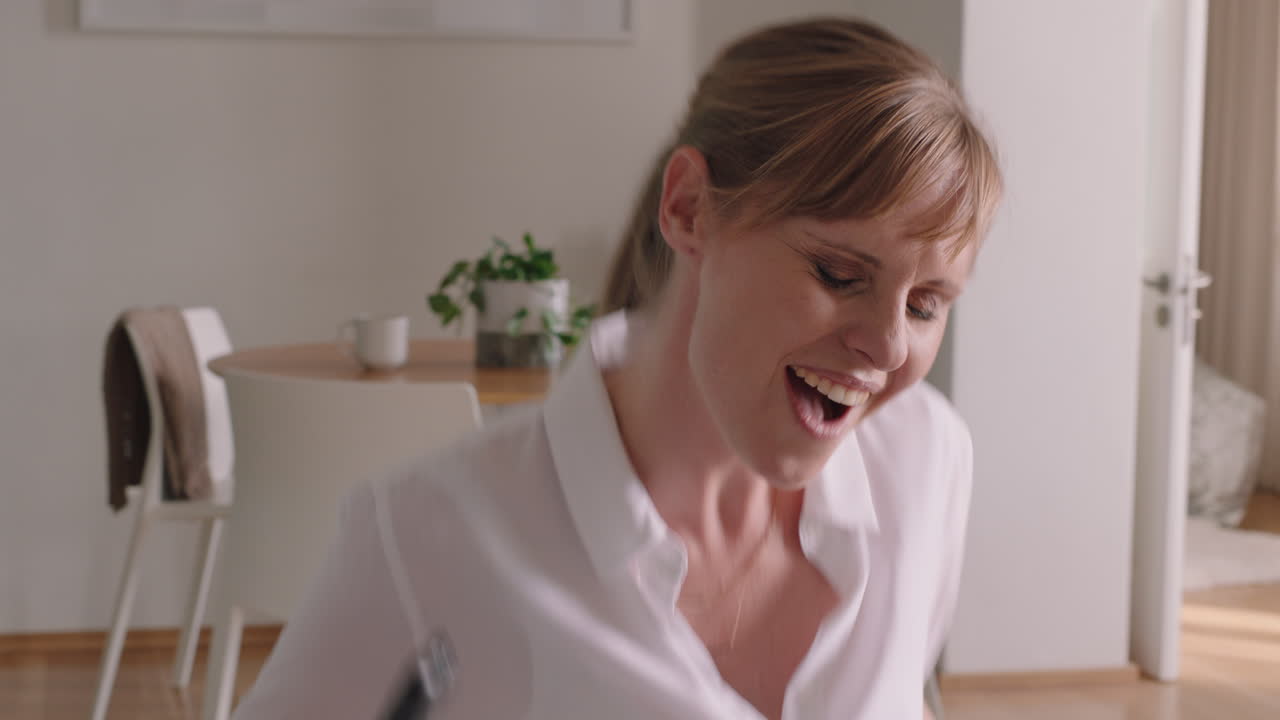 красивая женщина поет дома, весело танцует, празднует успешный образ жизни, наслаждается караоке, музыкой, развлечениями.