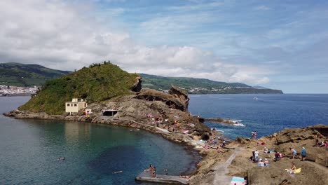 turistas disfrutando de la playa en el islote de villa franca, azores, portugal - julio 2023