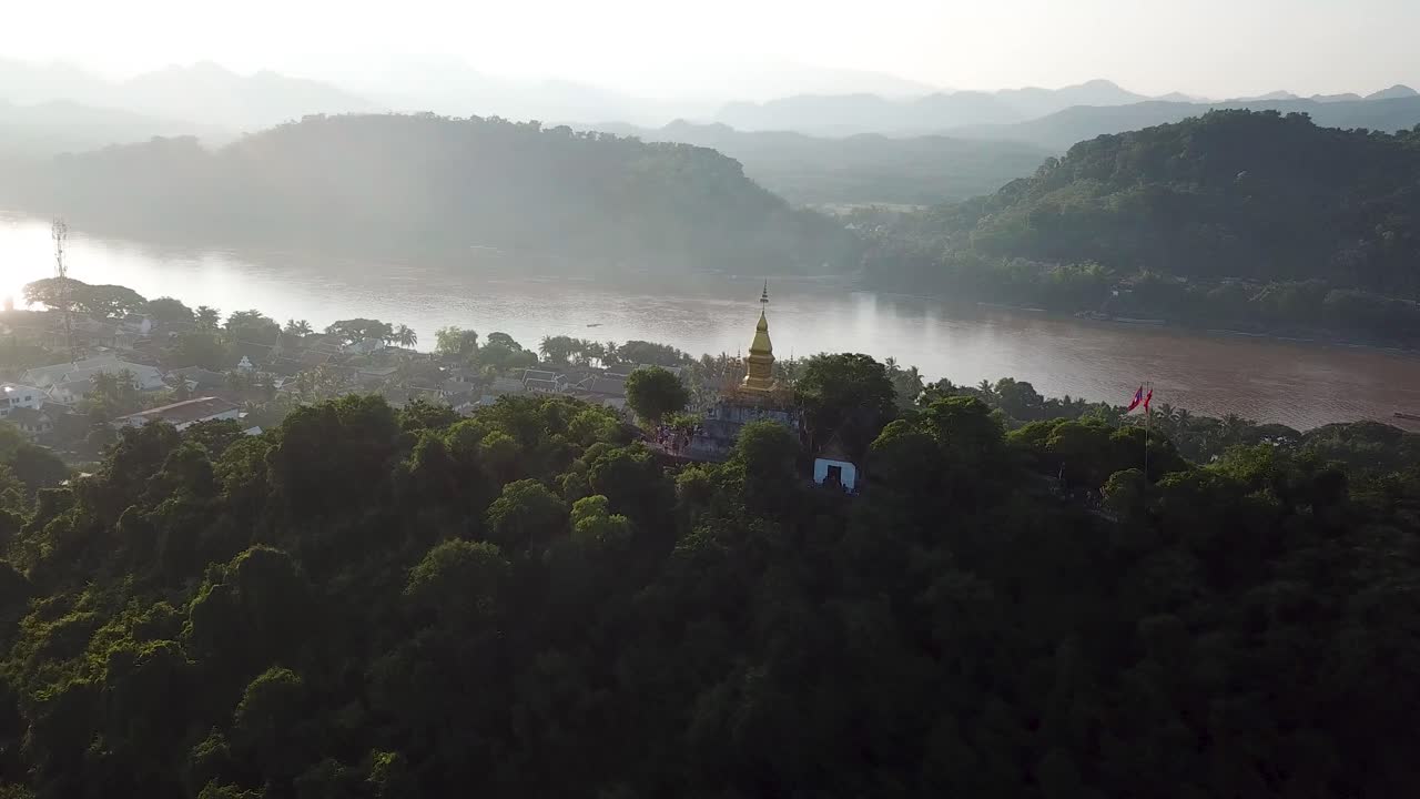Vista aerea di Luang Prabang, Laos, collina Phousi con vista mozzafiato sul fiume Mekong e sul paesaggio