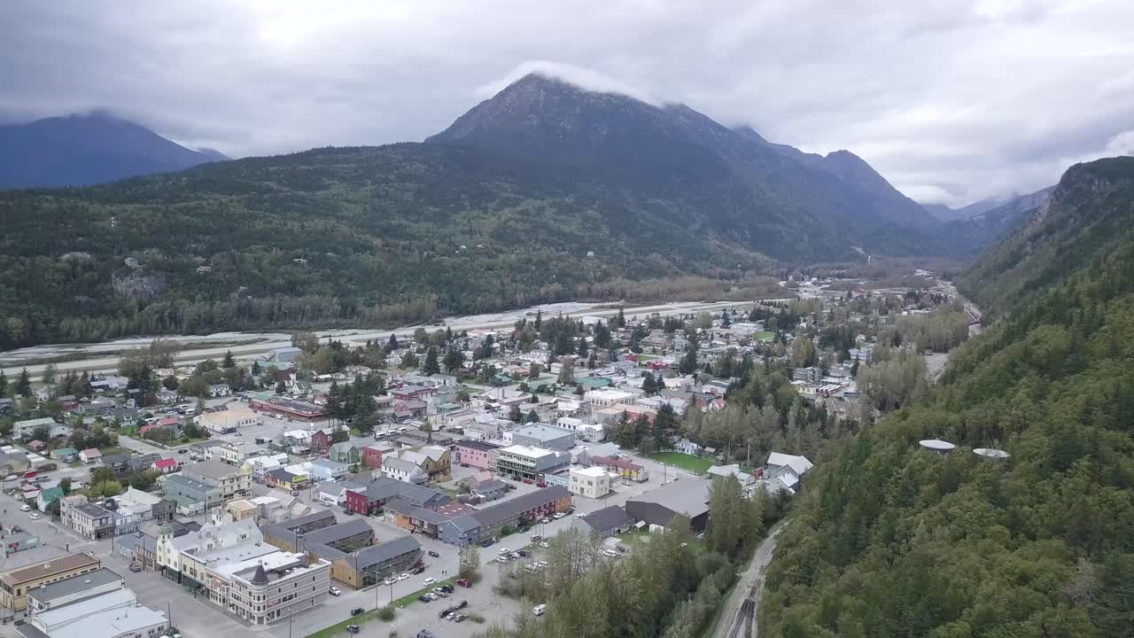 centro de skagway ak, aéreo, orientado al norte hacia el cruce fronterizo, ciudad llena de historia, punto turístico