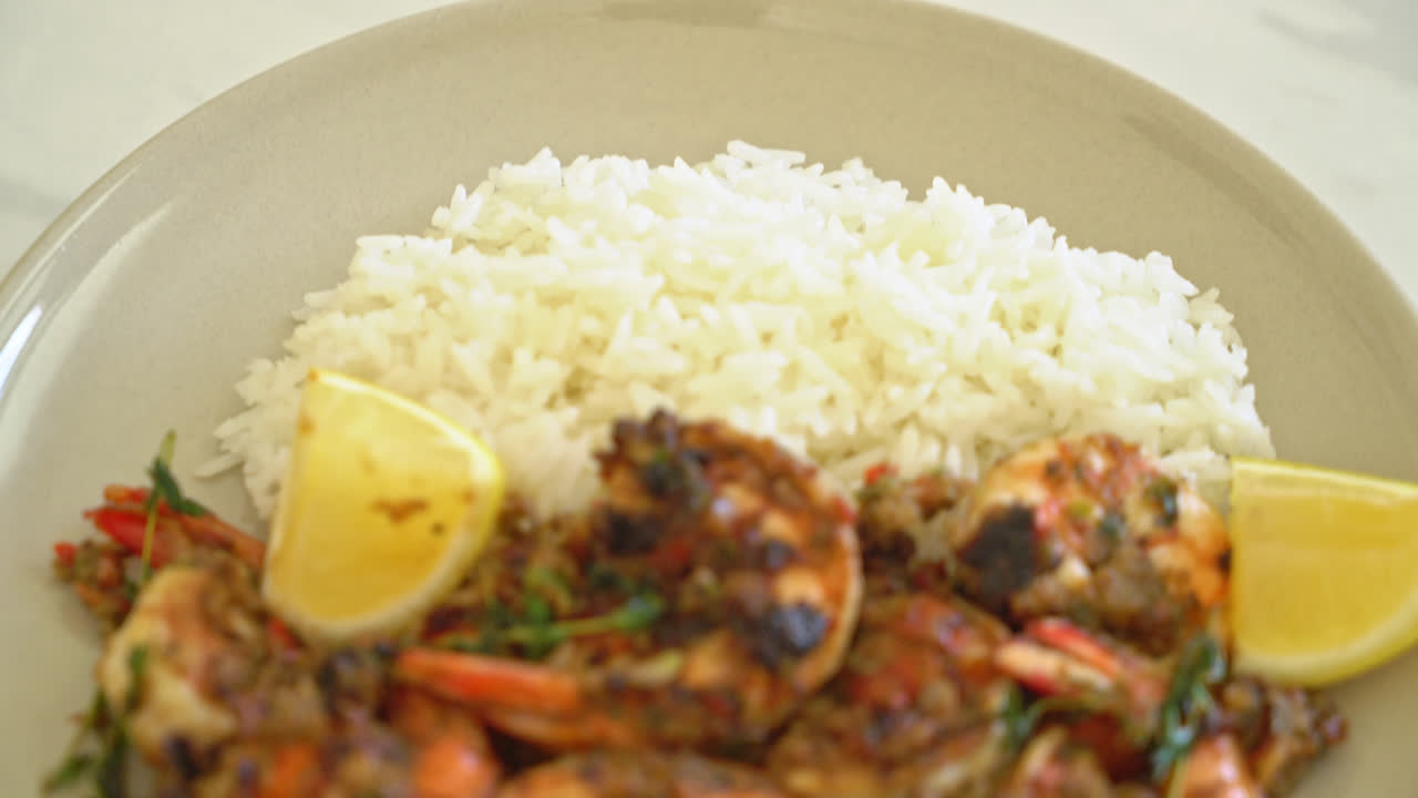 camarones jerk o camarones a la plancha estilo jamaica con limon y arroz