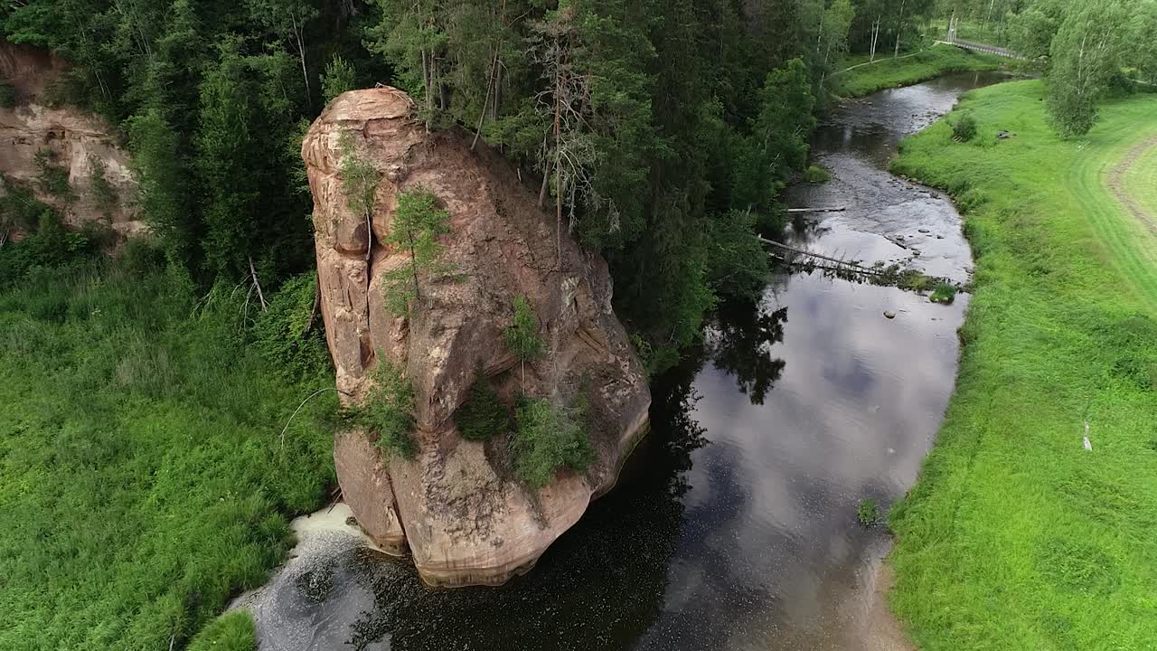 обнажение скалы из песчаника звартес на реке амата вид с воздуха