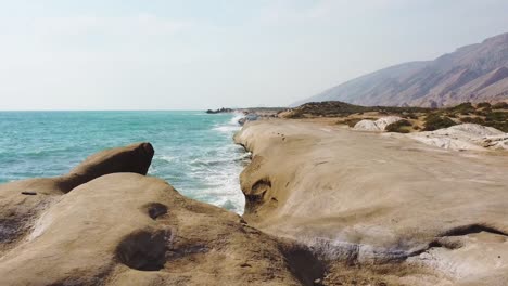 Toma-Aérea-Paisaje-Escénico-Del-Clima-Tropical-Del-Océano-En-La-Temporada-De-Verano-En-Hormuz-Hermosa-Isla-Las-Vacaciones-Deporte-Acuático-Recreación-Aventura-Marina-Surf-En-El-Puerto-Del-Club-Náutico-Qatar-Irán