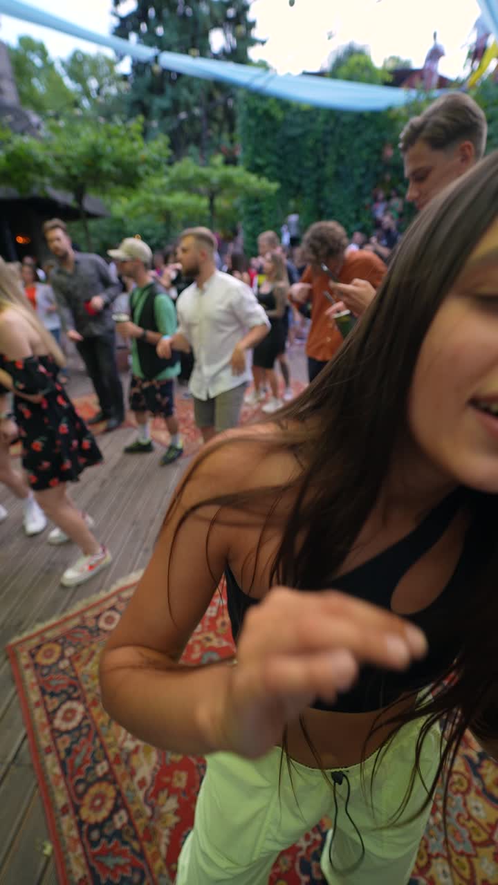 여름 축제 에서 춤 을 추는 젊은 여자