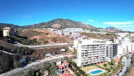 el aumento de la inclinación aérea hacia abajo revela la encantadora ciudad de las colinas de fuengirola, españa