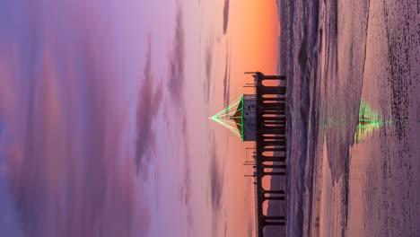 Vertical-View-Of-People-In-Roundhouse-Aquarium-During-Sunset-In-Manhattan-Beach-Pier