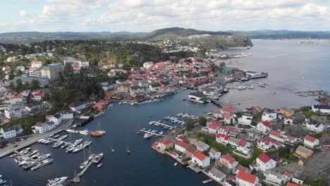 vista aérea del pueblo costero de kragero en telemark, noruega - carro de drones en