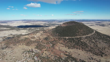 vista aérea del monumento nacional del volcán capulin en el paisaje de nuevo méxico, estados unidos, disparo de dron