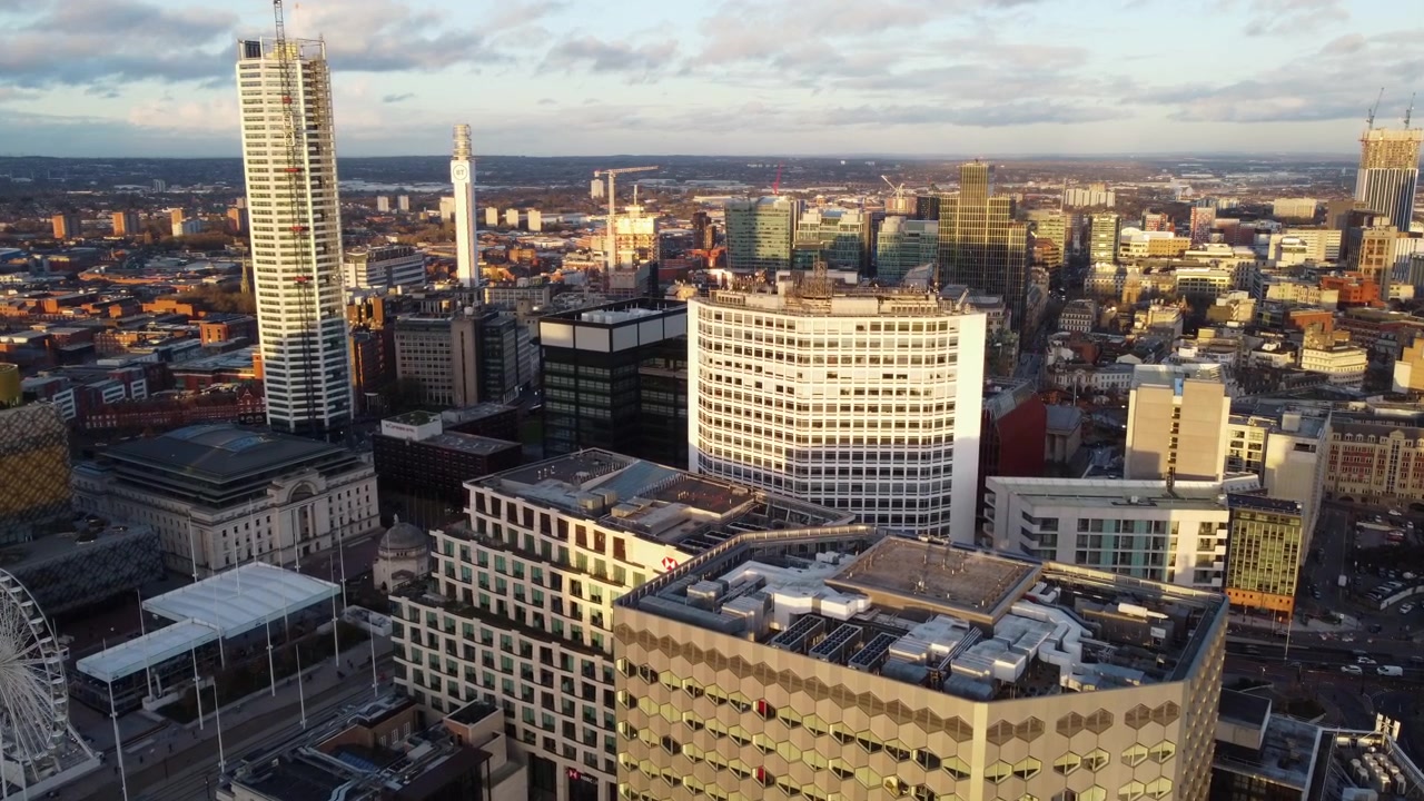 Fremadflyvende luftfoto over Birmingham centrum ved den gyldne time, England
