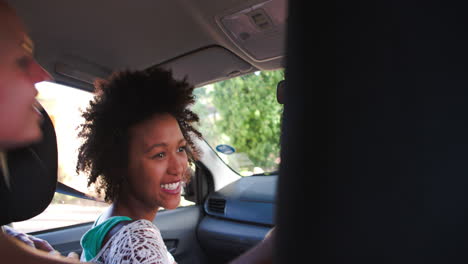 Freunde-Unterhalten-Sich-Während-Der-Fahrt-Im-Auto,-Blick-Vom-Rücksitz