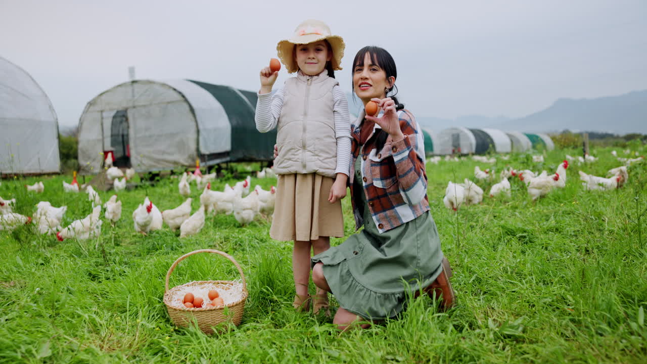 鶏を飼育する農場で卵を持つ家族