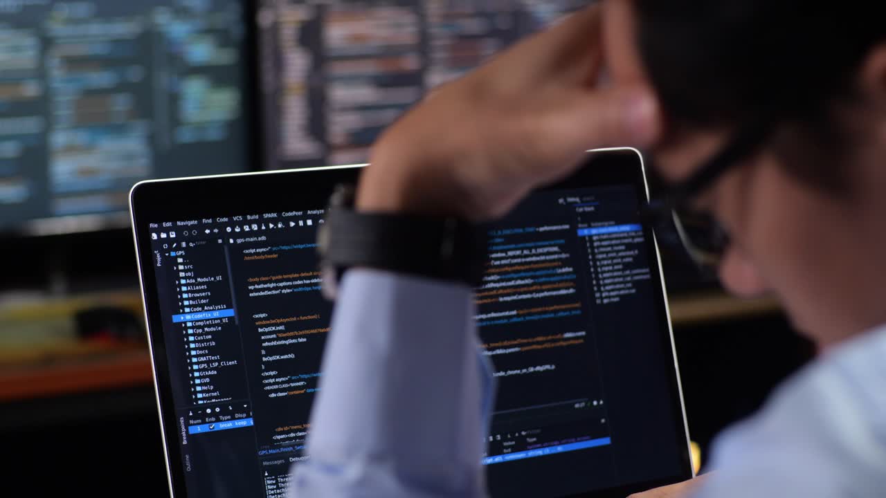 programador concentrado en la codificación