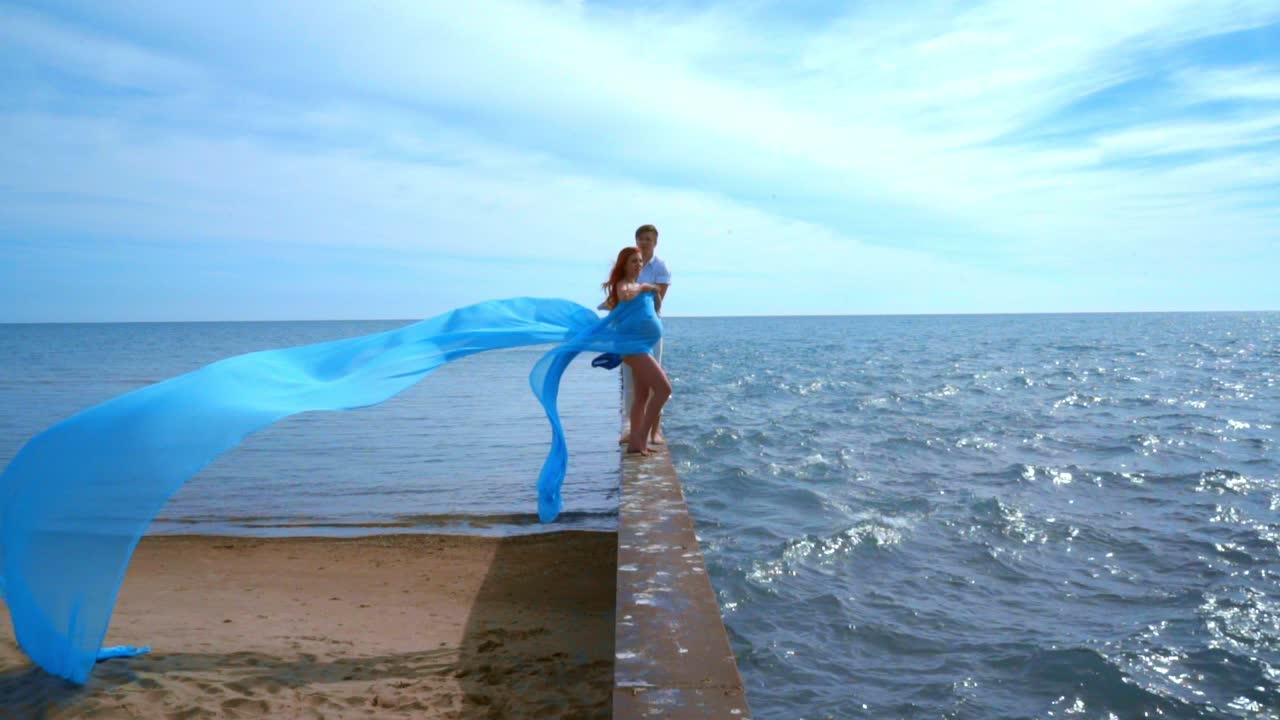 ⁇ 만적 인 커플. 바다 휴가. 여름 휴가. 임신 한 커플