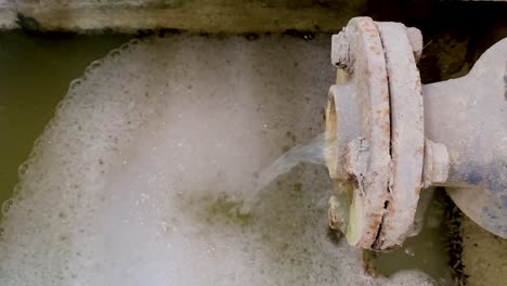 aguas residuales sucias que salen de la tubería