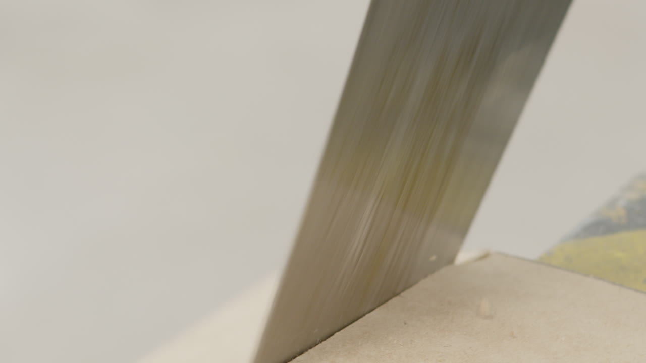 hombre cortando un pedazo de madera