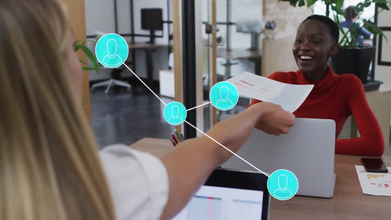 animación de la red de iconos de perfil sobre mujer diversa dando un documento a una mujer en la oficina