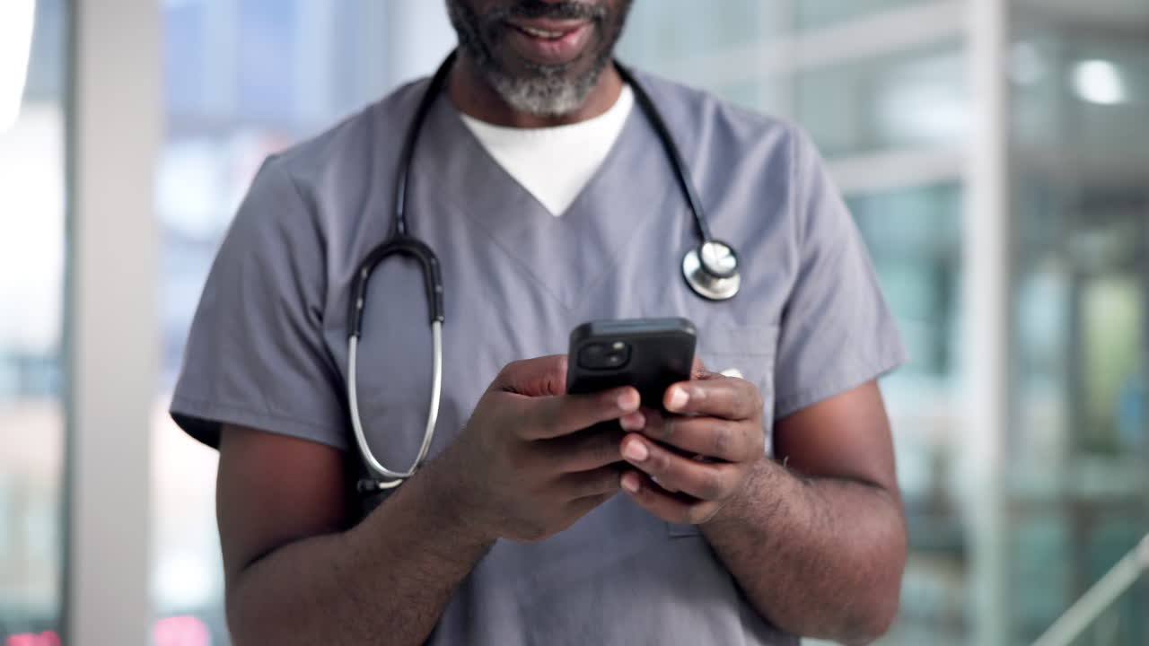 Doctor con smartphone