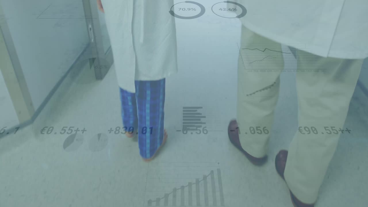 animación del procesamiento de datos de un médico caucásico y un niño tomados de la mano y caminando en el hospital.