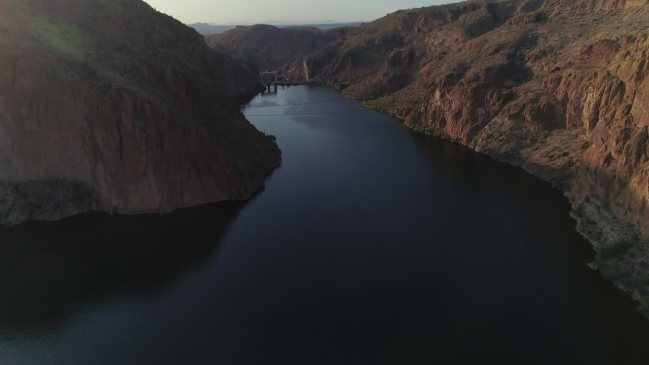 공중 - 드론이 위로 기울어져 작은 댐이 드러남
