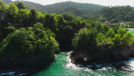 tiro de drone de uma praia de 7 milhas ao pôr do sol localizada na ilha caribenha de trinidad