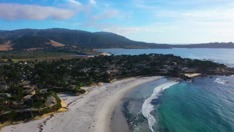Luftaufnahme-Zum-Carmel-Point-Im-Sonnigen-Monterey,-Kalifornien,-USA