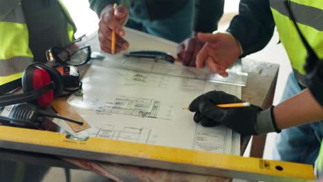 equipo de construcción que revisa los planos de construcción