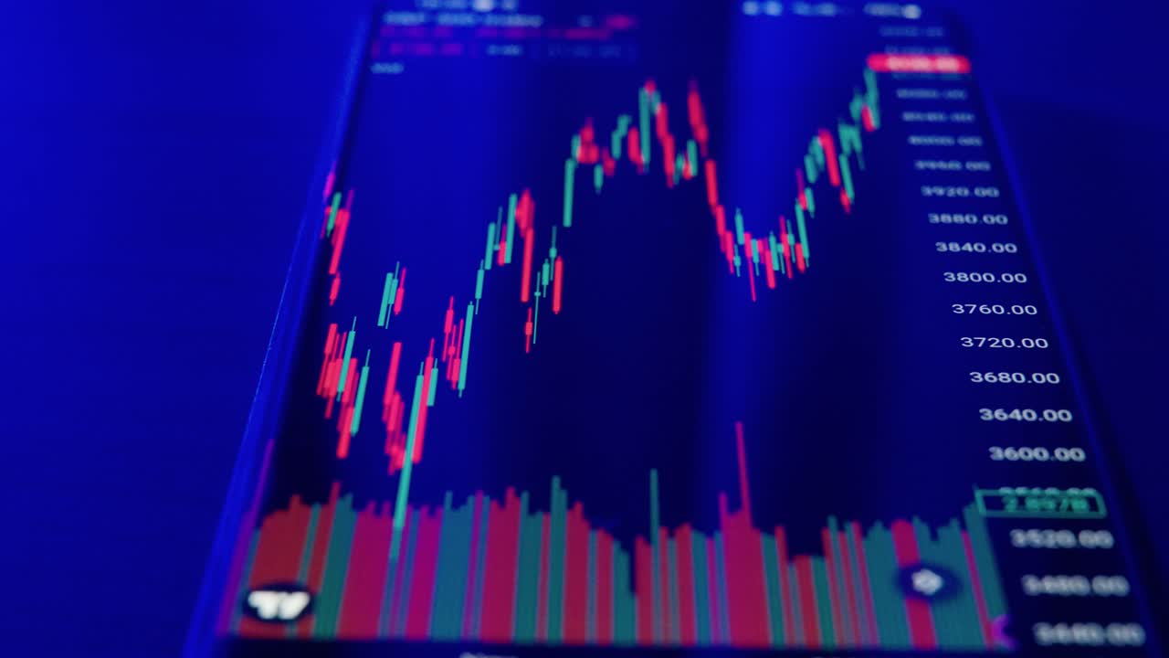gráfico de datos del mercado de valores en la pantalla del teléfono móvil