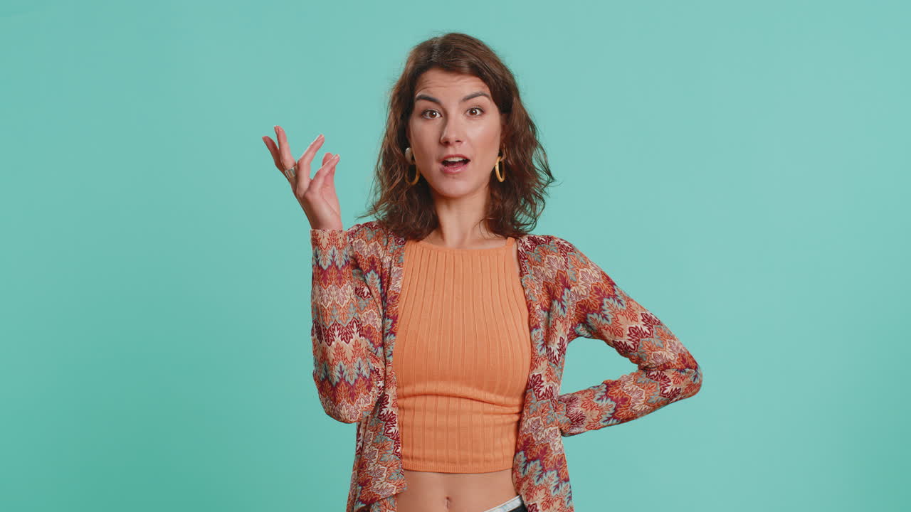 mujer joven inspirada que tiene una buena idea plan de puesta en marcha mostrando inspiración motivación gesto eureka