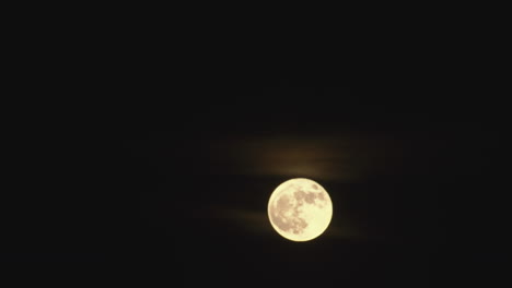 la luna naciente en el cielo nocturno