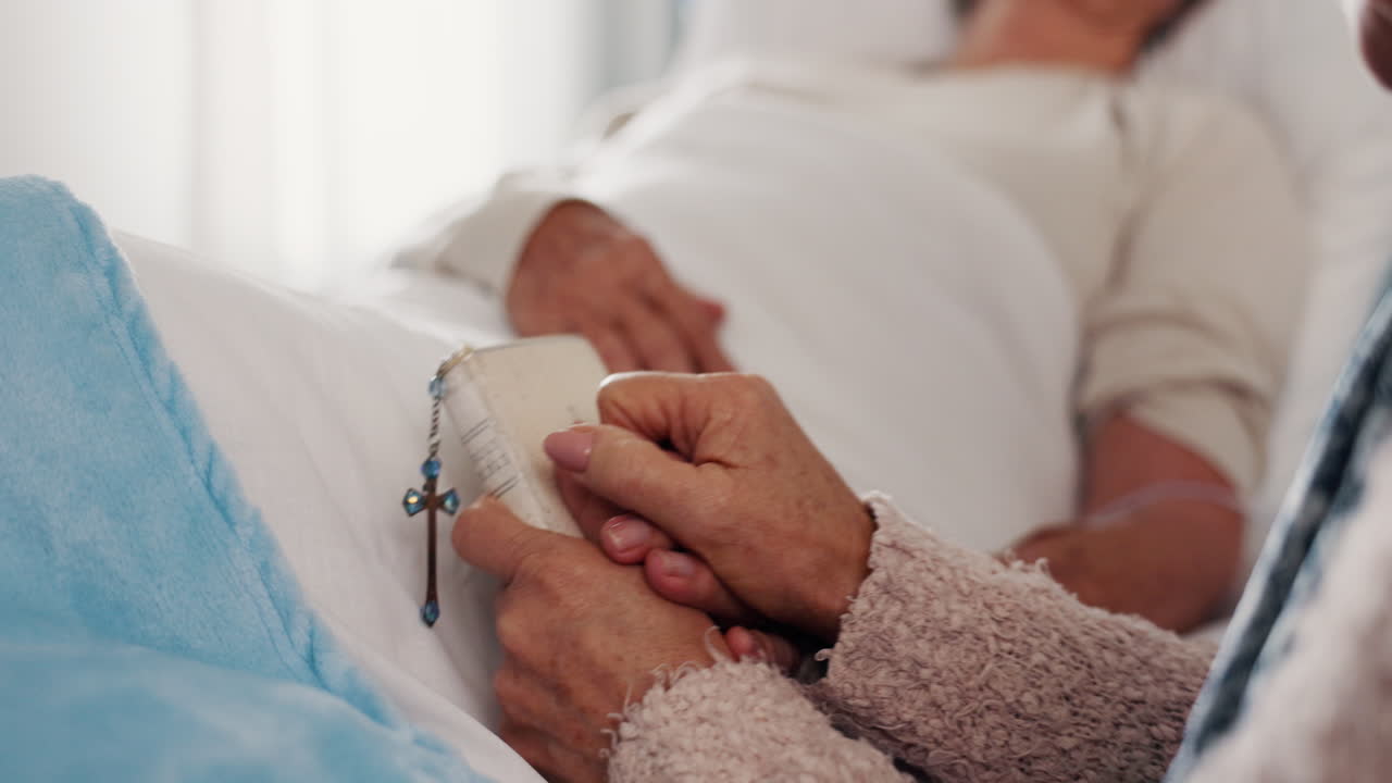Mani che si tengono, bibbia e donne anziane in ospedale