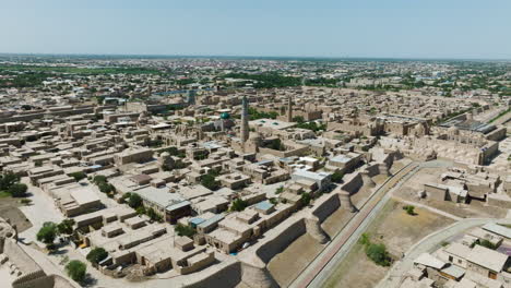 Descripción-General-Del-Casco-Antiguo-Islámico-De-Khiva-En-Un-Día-Soleado-En-Uzbekistán