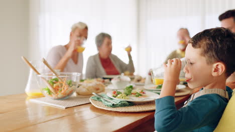 Familia,-Almuerzo-Y-Niño-Con-Jugo-De-Naranja