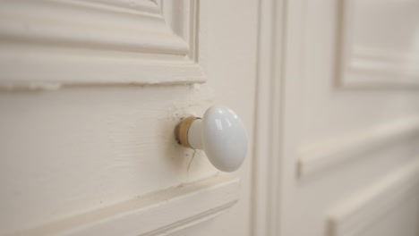 una puerta blanca aterradora y espeluznante moviéndose en una casa embrujada, de cerca