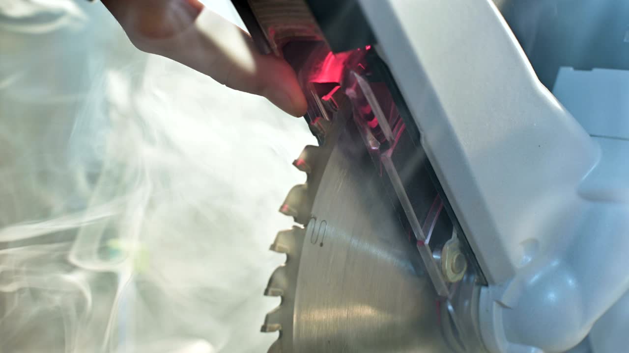 클로즈업 기계 원형 이 나무에서 연기를 피우고 있습니다.