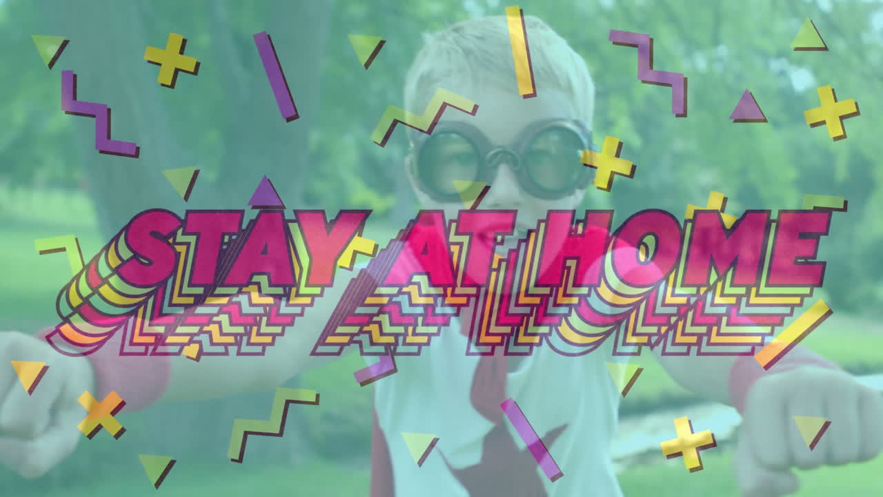 다채로운 텍스트의 애니메이션은 케이프를 입은 백인 소년 위에 떠다니는 모양으로 집에 머물러 있습니다.