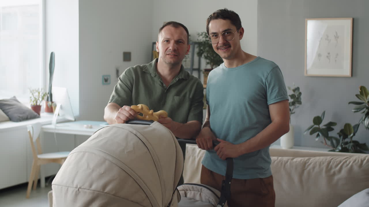 pais gays com bebê adotivo