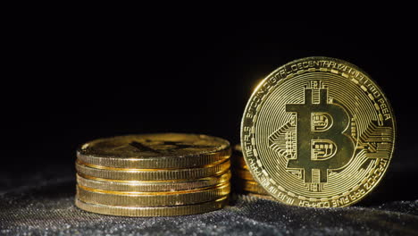 el reflector ilumina varias monedas de moneda virtual bitcoin 4k video
