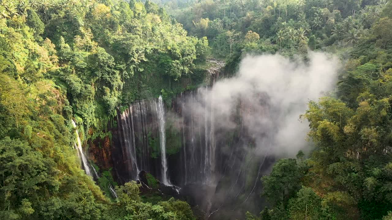 vista desde arriba, impresionantes imágenes de drones de las cascadas de tumpak sewu coban sewu