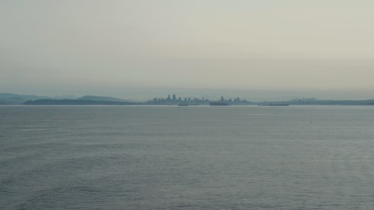 안개 낀 날 페리를 타고 멀리 떨어진 캐나다 밴쿠버 해안선